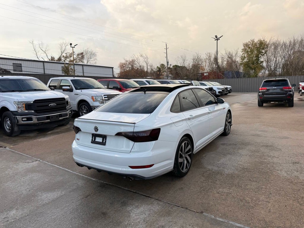 Volkswagen Jetta GLI Vehicle Full-screen Gallery Image 05