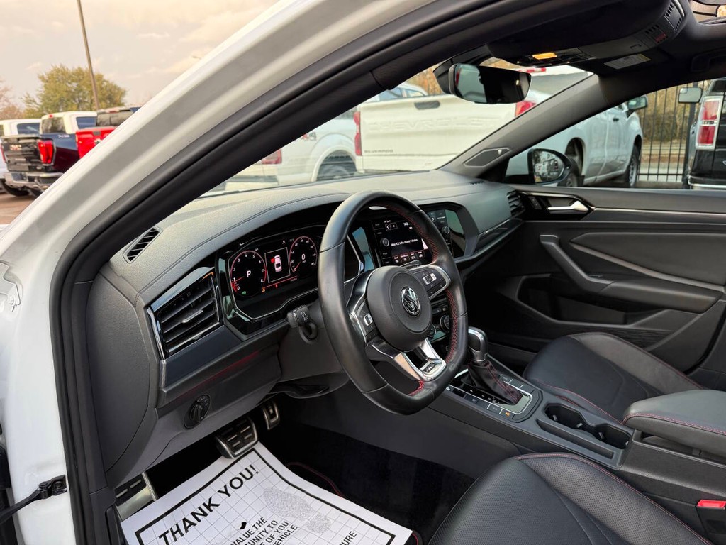 Volkswagen Jetta GLI Vehicle Full-screen Gallery Image 06