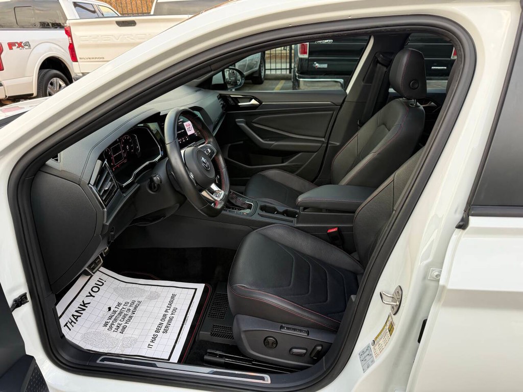 Volkswagen Jetta GLI Vehicle Full-screen Gallery Image 07