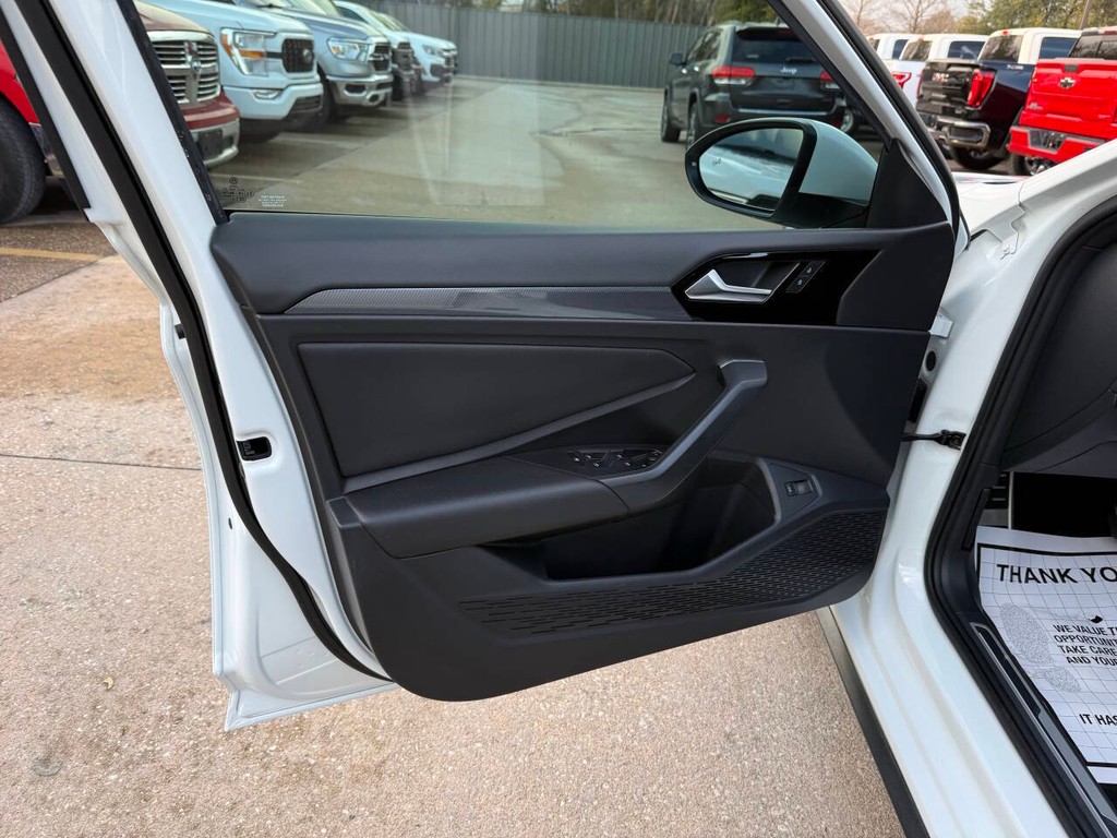 Volkswagen Jetta GLI Vehicle Full-screen Gallery Image 08