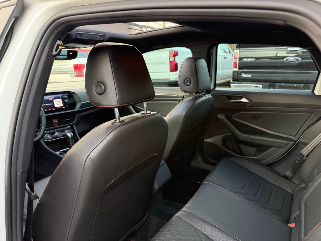 Volkswagen Jetta GLI Vehicle Full-screen Gallery Image 12