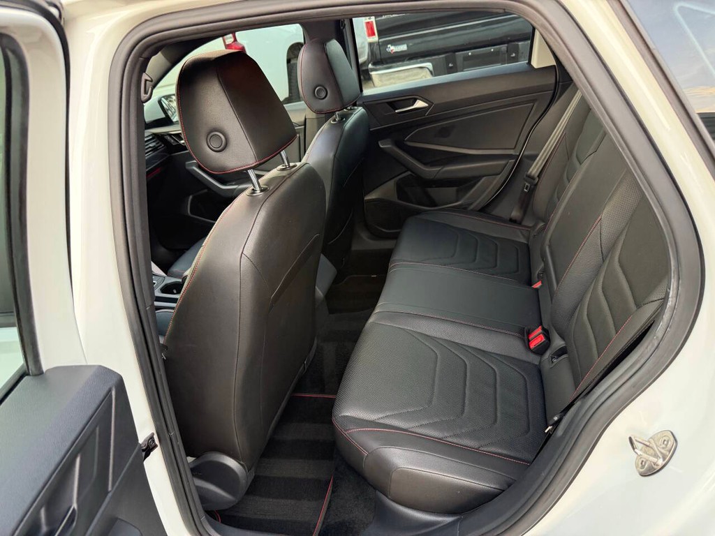 Volkswagen Jetta GLI Vehicle Full-screen Gallery Image 13