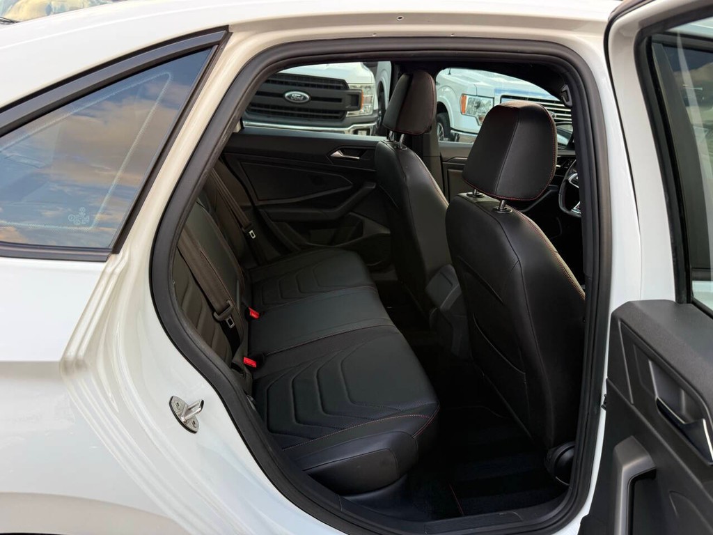 Volkswagen Jetta GLI Vehicle Full-screen Gallery Image 15