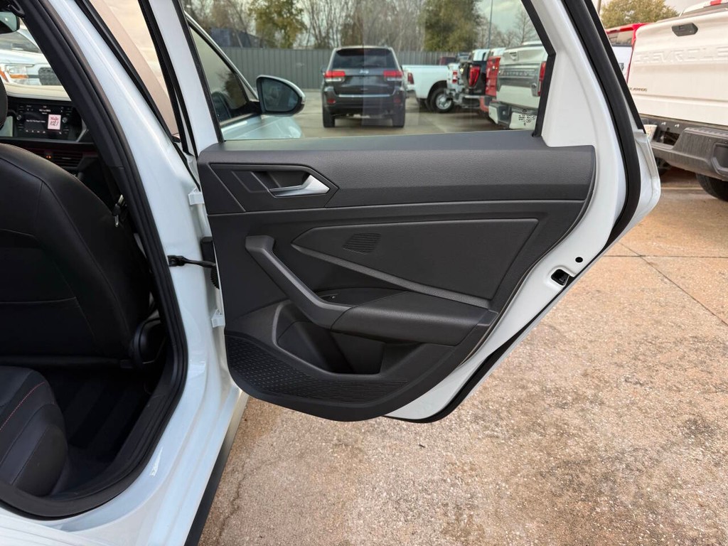 Volkswagen Jetta GLI Vehicle Full-screen Gallery Image 16