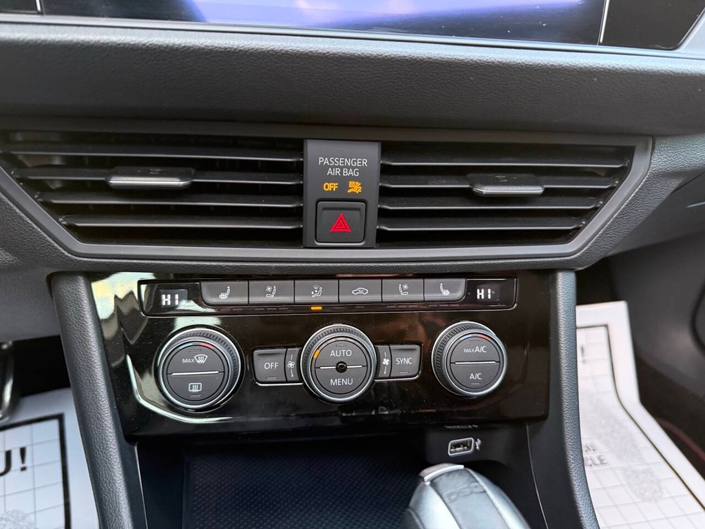 Volkswagen Jetta GLI Vehicle Full-screen Gallery Image 28