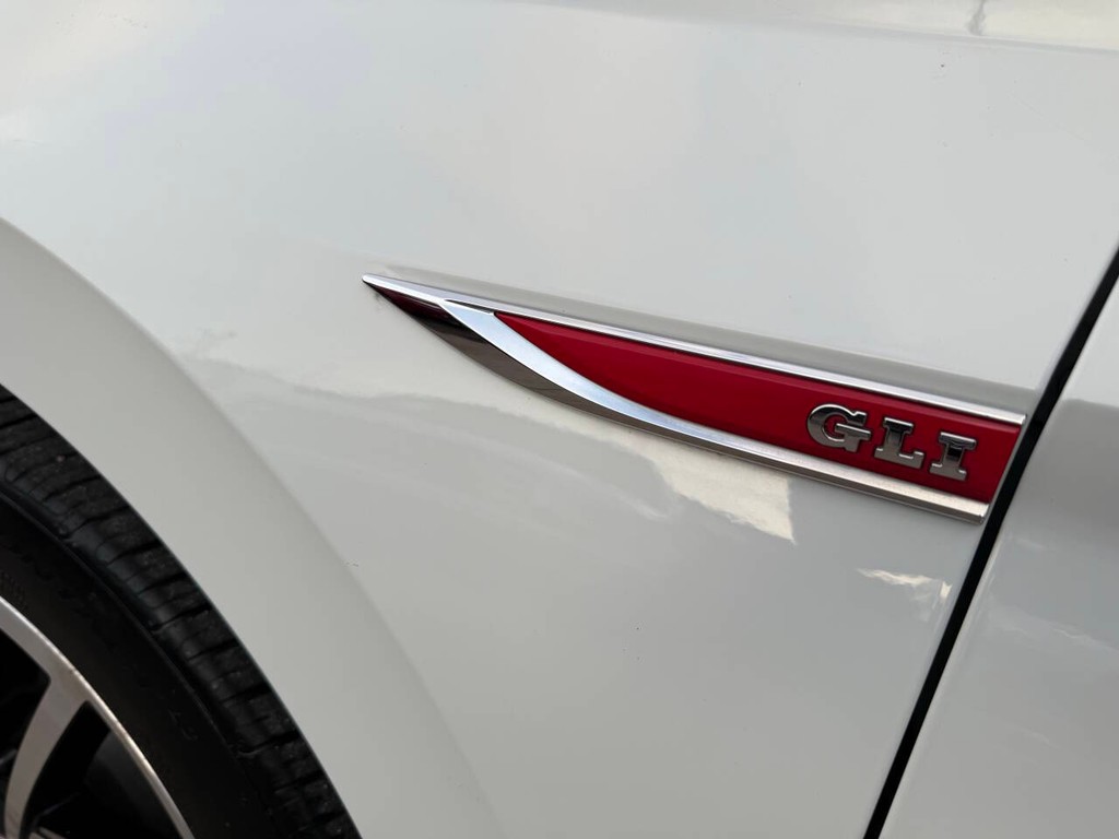 Volkswagen Jetta GLI Vehicle Full-screen Gallery Image 36