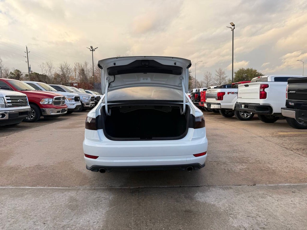 Volkswagen Jetta GLI Vehicle Full-screen Gallery Image 37