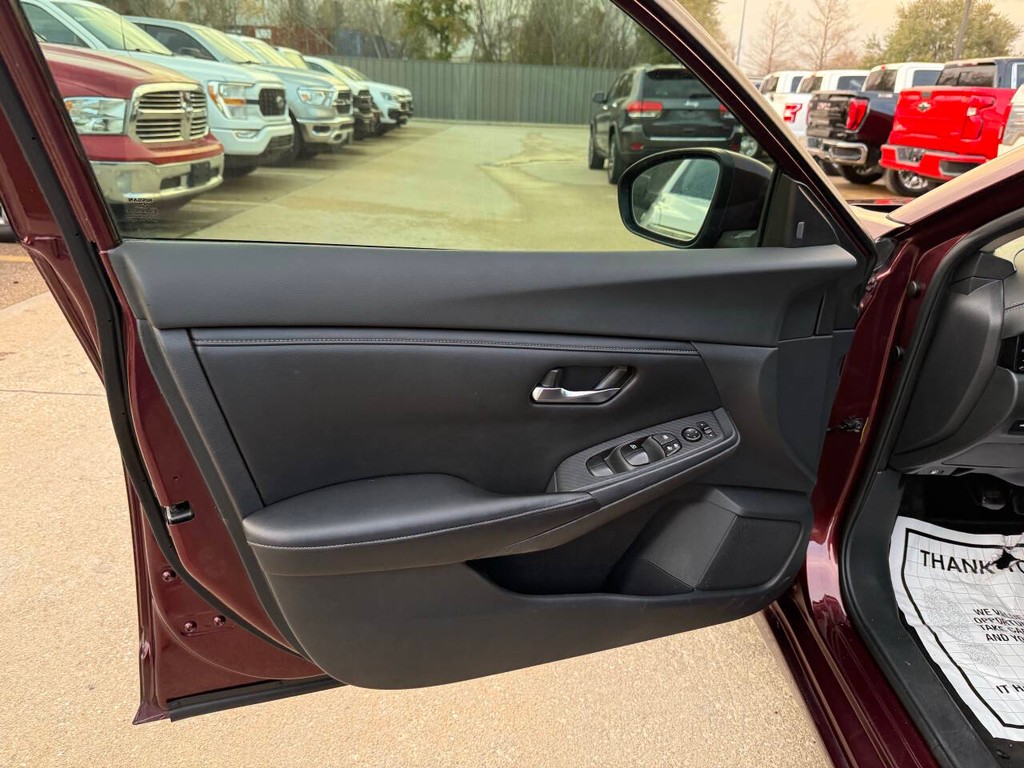 Nissan Sentra Vehicle Full-screen Gallery Image 08