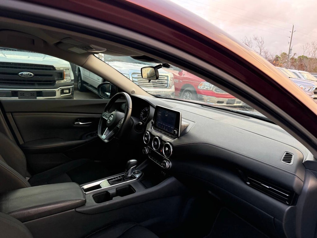 Nissan Sentra Vehicle Full-screen Gallery Image 09