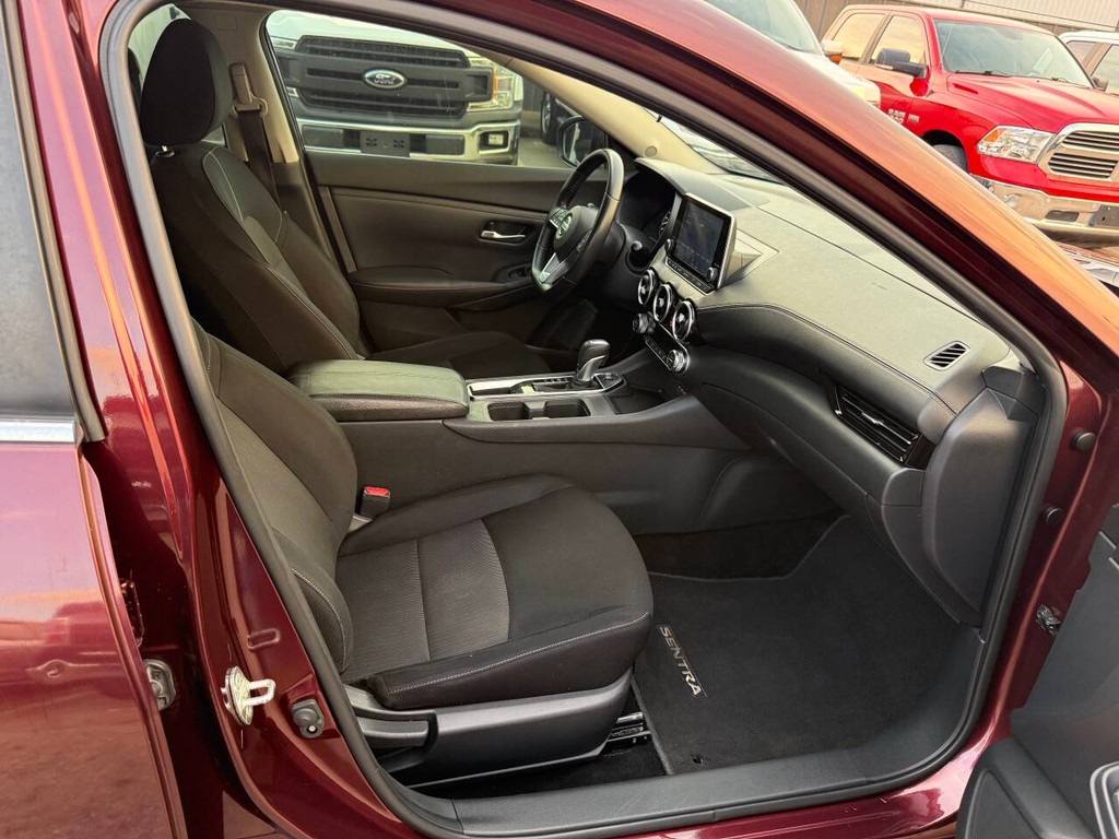 Nissan Sentra Vehicle Full-screen Gallery Image 10