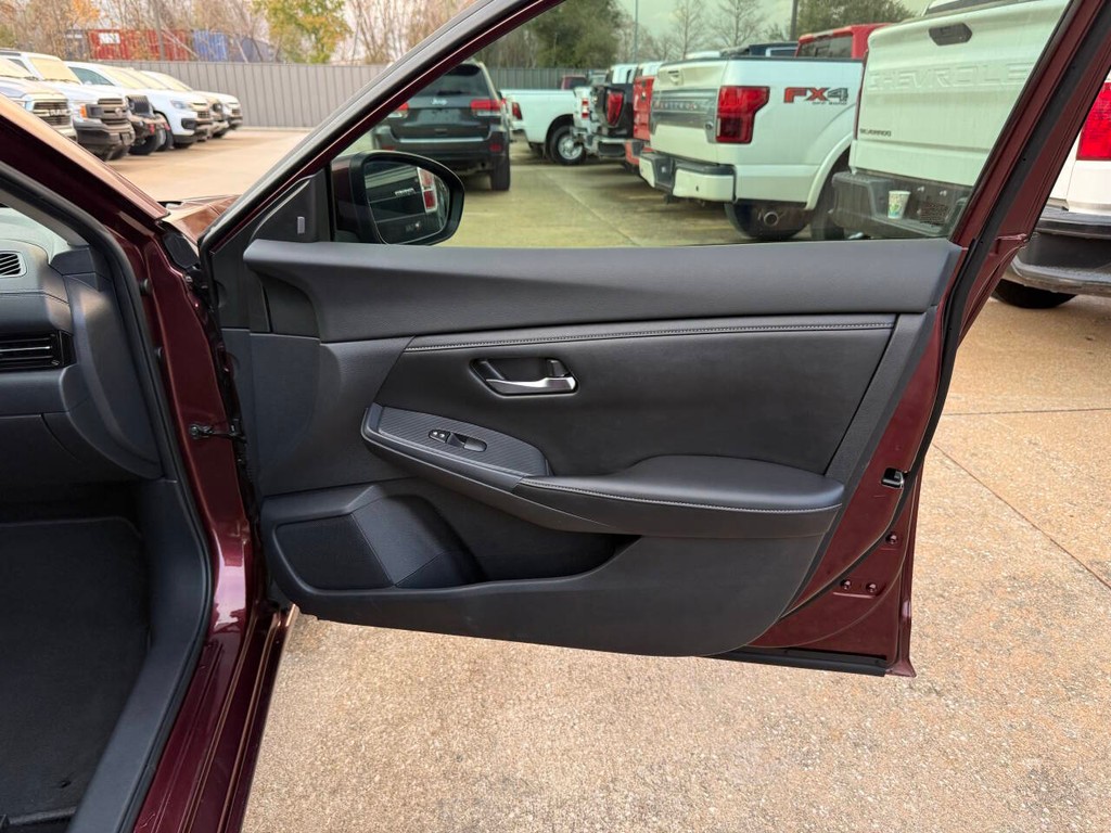 Nissan Sentra Vehicle Full-screen Gallery Image 11