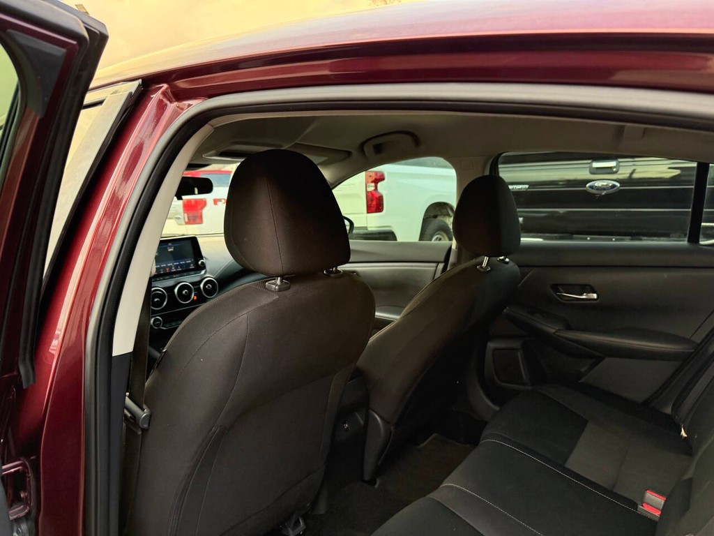 Nissan Sentra Vehicle Full-screen Gallery Image 12