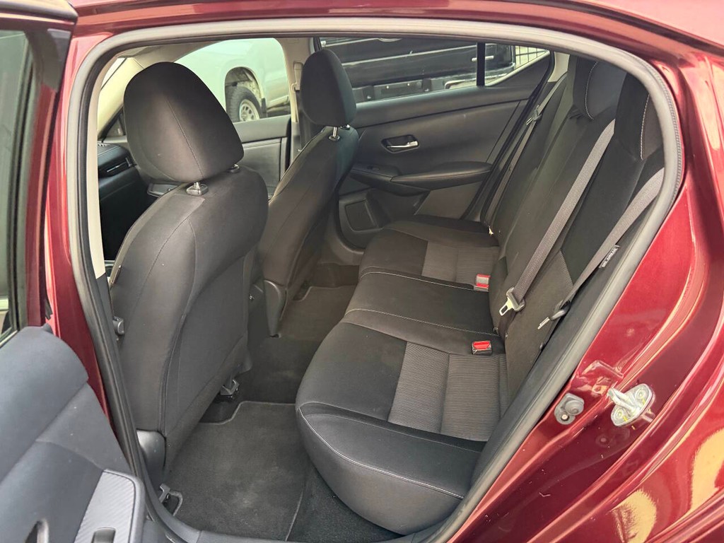 Nissan Sentra Vehicle Full-screen Gallery Image 13