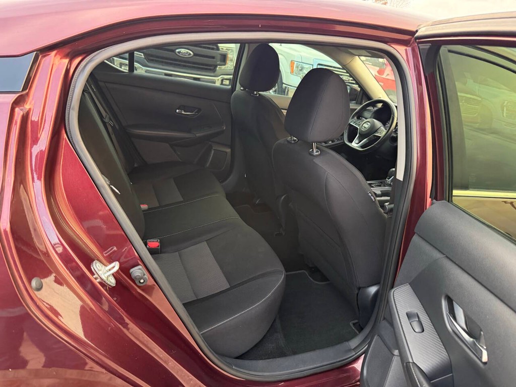 Nissan Sentra Vehicle Full-screen Gallery Image 15