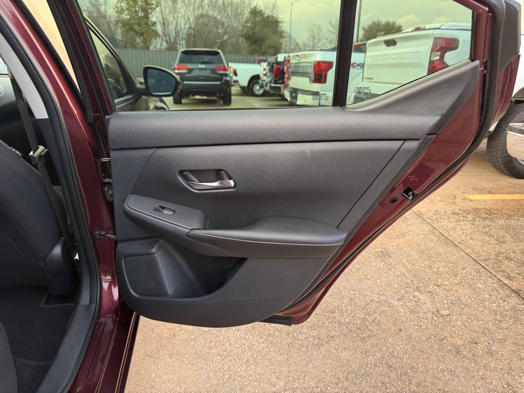 Nissan Sentra Vehicle Full-screen Gallery Image 16