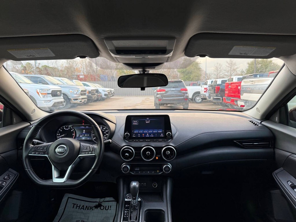 Nissan Sentra Vehicle Full-screen Gallery Image 17