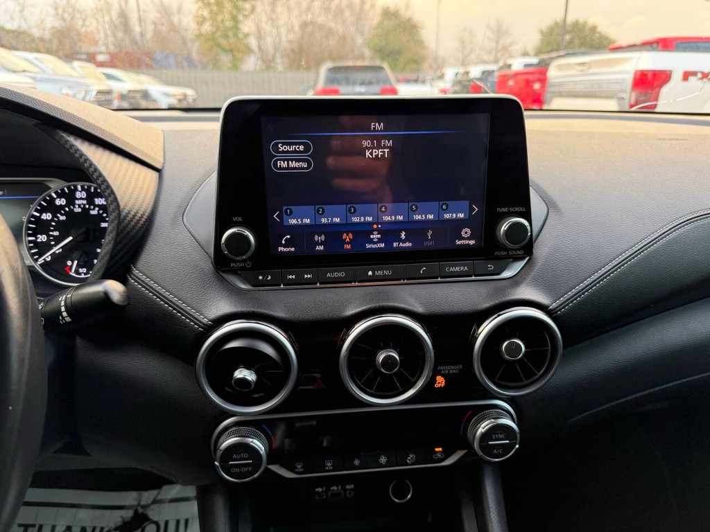 Nissan Sentra Vehicle Full-screen Gallery Image 24