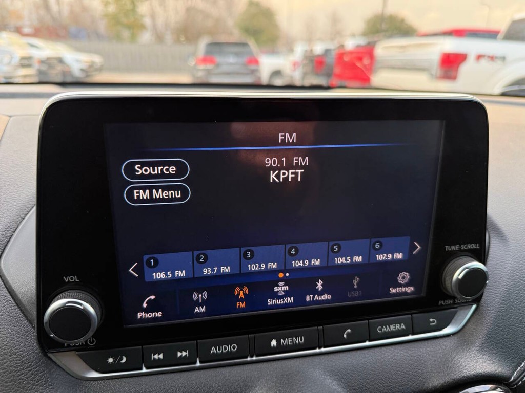 Nissan Sentra Vehicle Full-screen Gallery Image 25