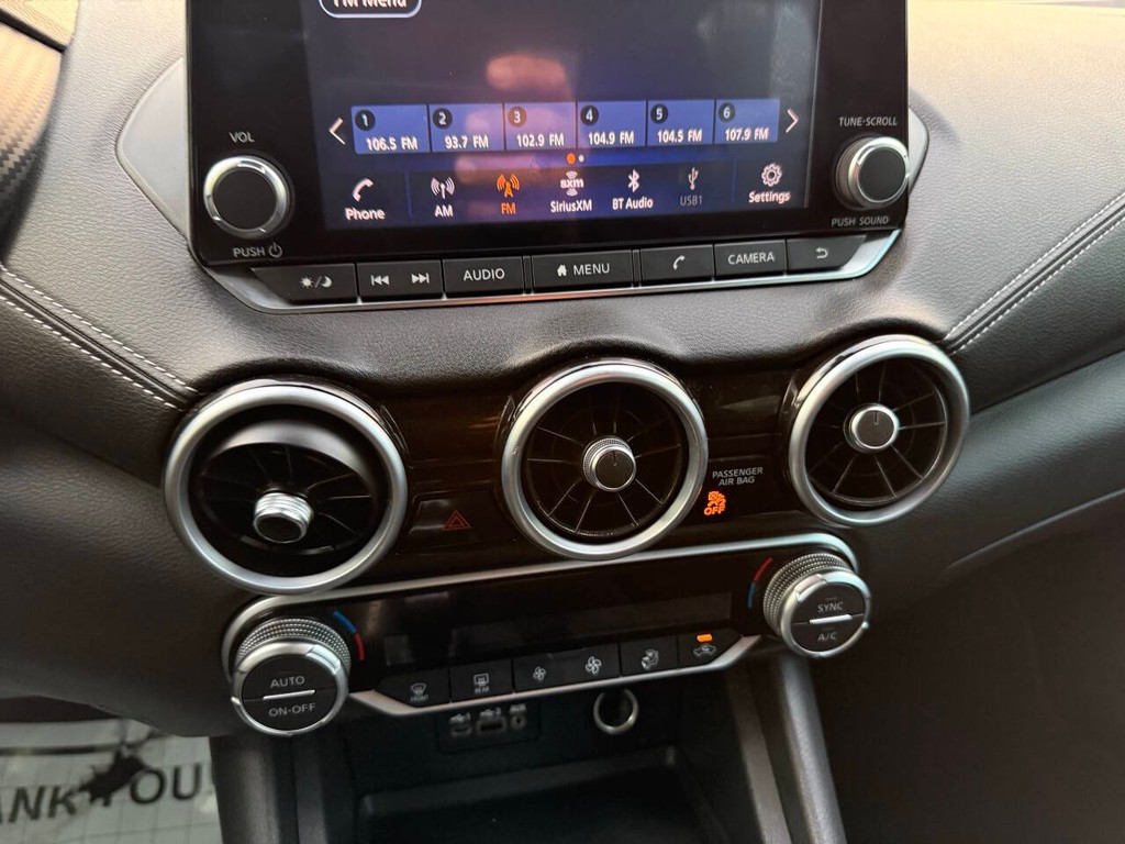 Nissan Sentra Vehicle Full-screen Gallery Image 27