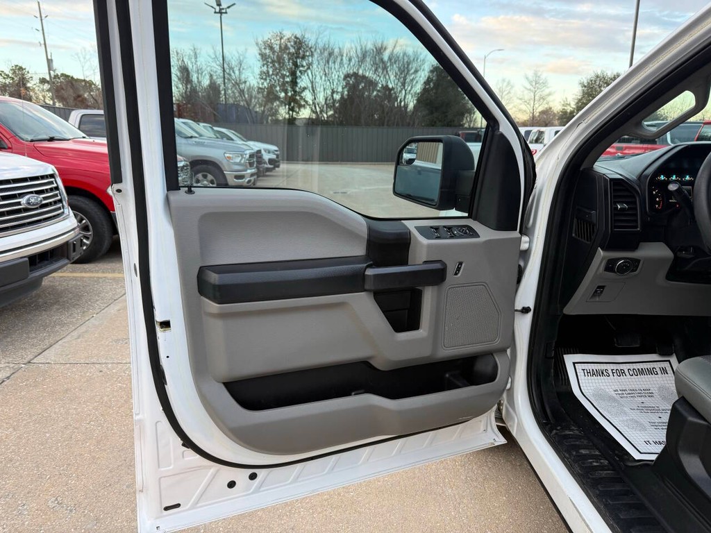 Ford F-150 Vehicle Full-screen Gallery Image 08