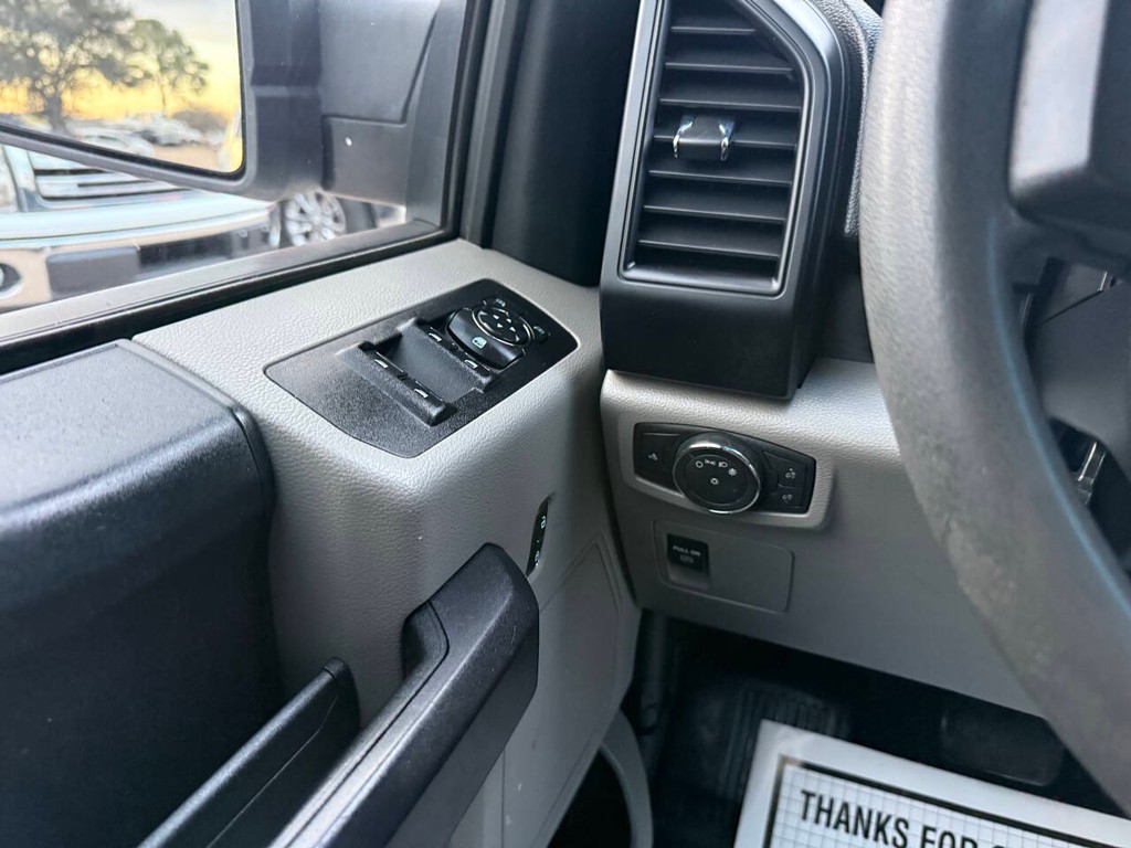 Ford F-150 Vehicle Full-screen Gallery Image 29