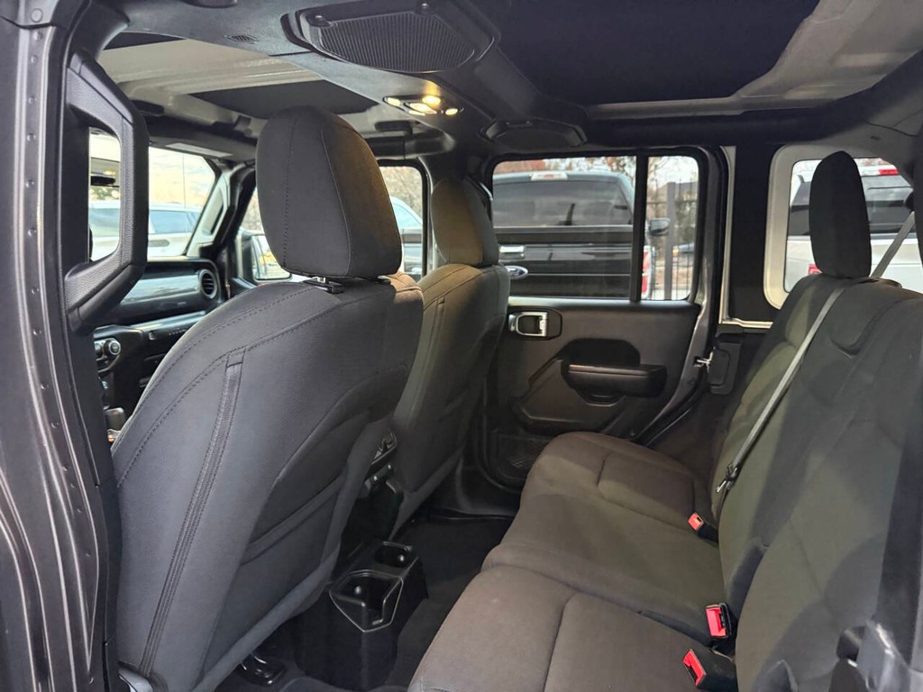 Jeep Wrangler Vehicle Full-screen Gallery Image 12