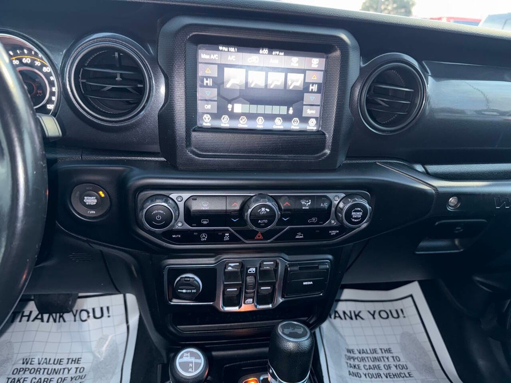 Jeep Wrangler Vehicle Full-screen Gallery Image 25