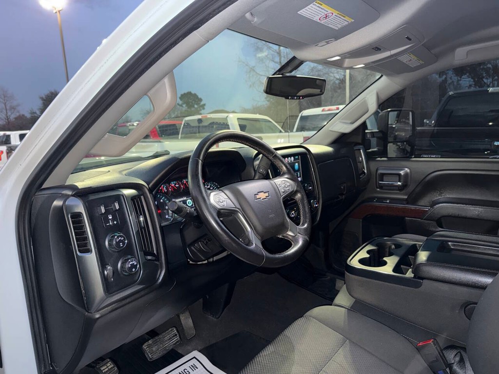 Chevrolet Silverado 2500HD Vehicle Full-screen Gallery Image 06