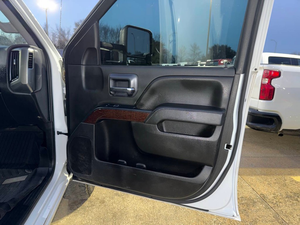 Chevrolet Silverado 2500HD Vehicle Full-screen Gallery Image 11