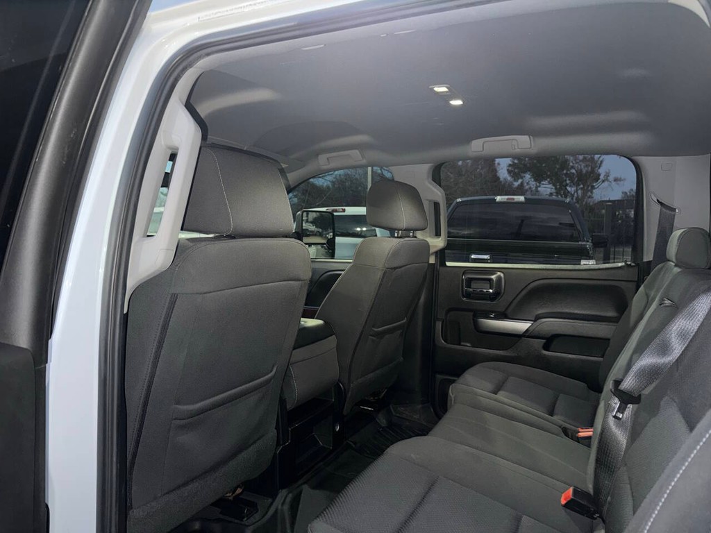 Chevrolet Silverado 2500HD Vehicle Full-screen Gallery Image 12