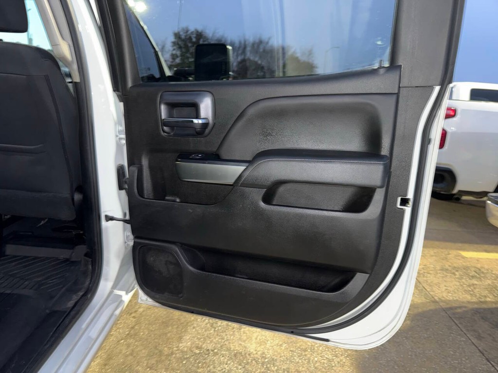 Chevrolet Silverado 2500HD Vehicle Full-screen Gallery Image 16