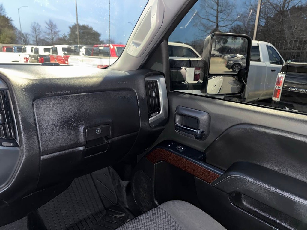 Chevrolet Silverado 2500HD Vehicle Full-screen Gallery Image 20