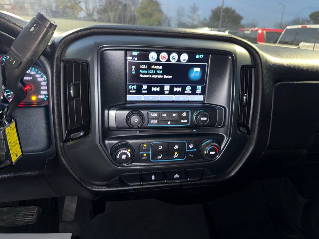 Chevrolet Silverado 2500HD Vehicle Full-screen Gallery Image 24