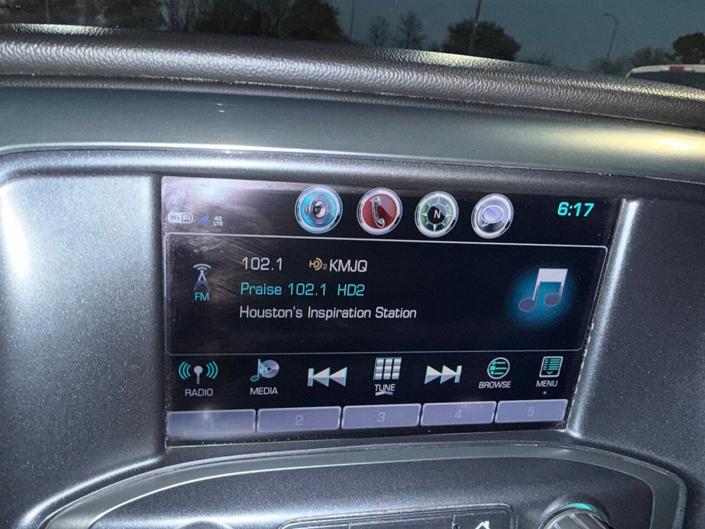 Chevrolet Silverado 2500HD Vehicle Full-screen Gallery Image 25