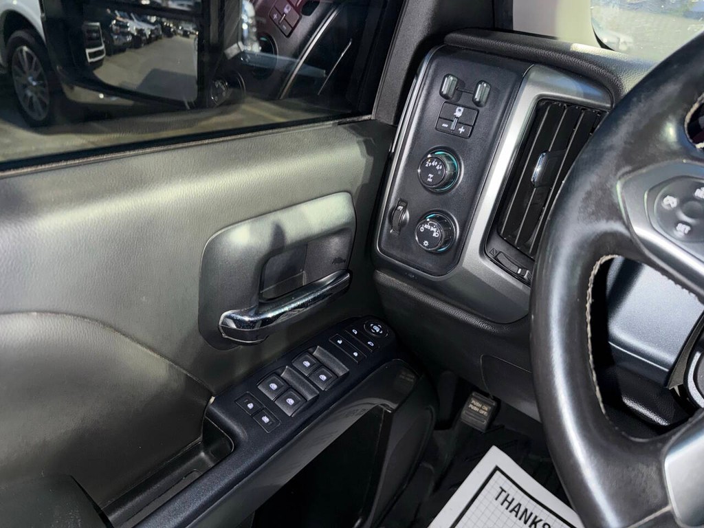 Chevrolet Silverado 2500HD Vehicle Full-screen Gallery Image 29