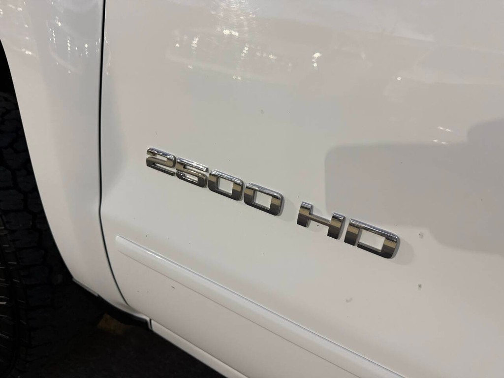 Chevrolet Silverado 2500HD Vehicle Full-screen Gallery Image 34