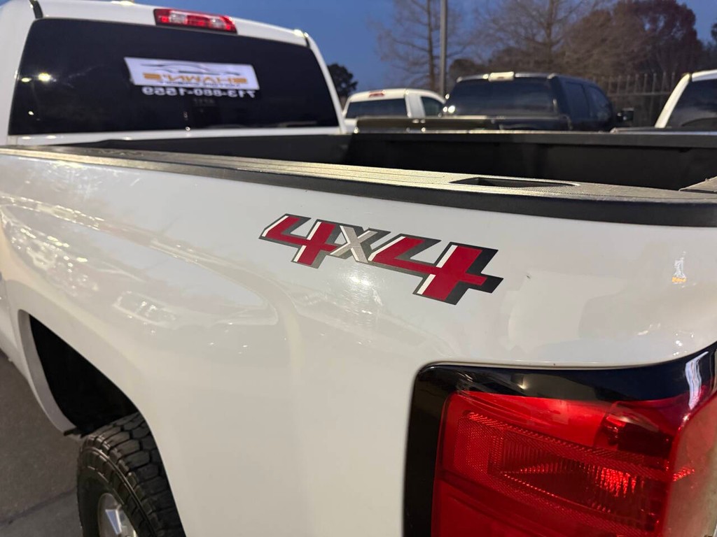 Chevrolet Silverado 2500HD Vehicle Full-screen Gallery Image 36