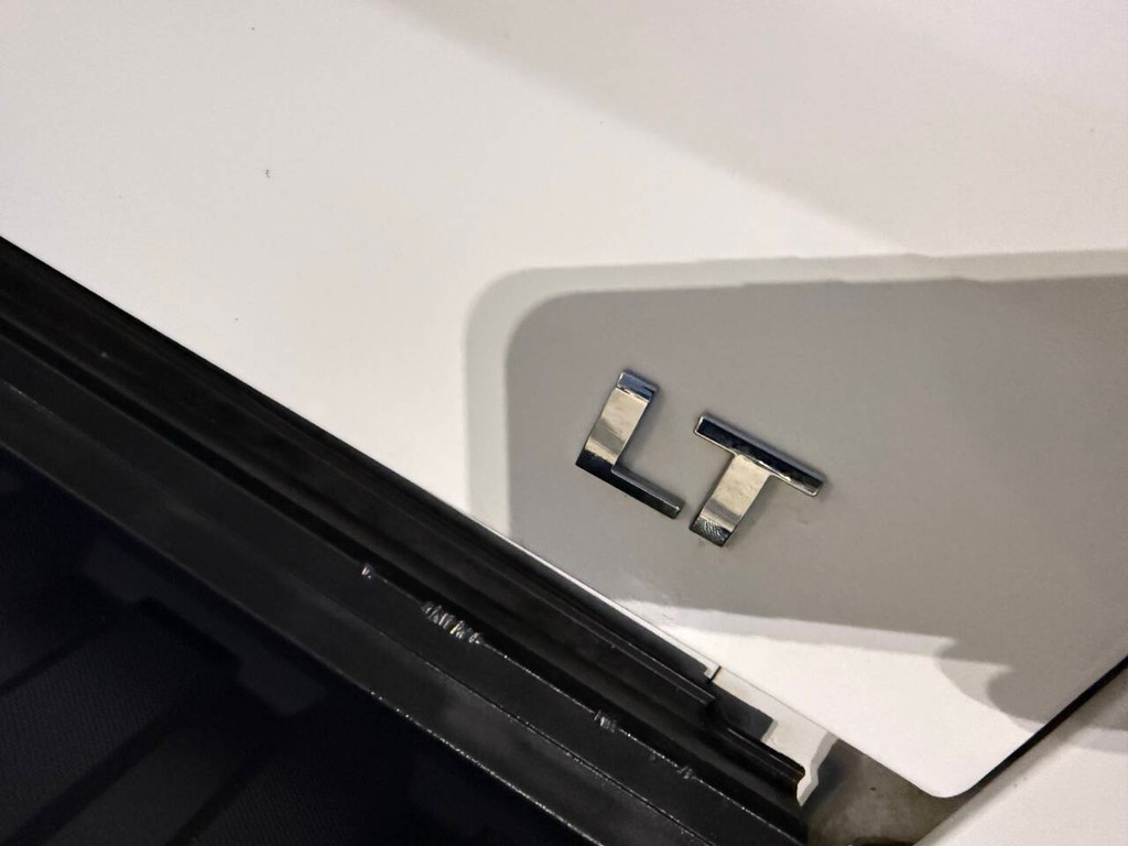 Chevrolet Silverado 2500HD Vehicle Full-screen Gallery Image 38