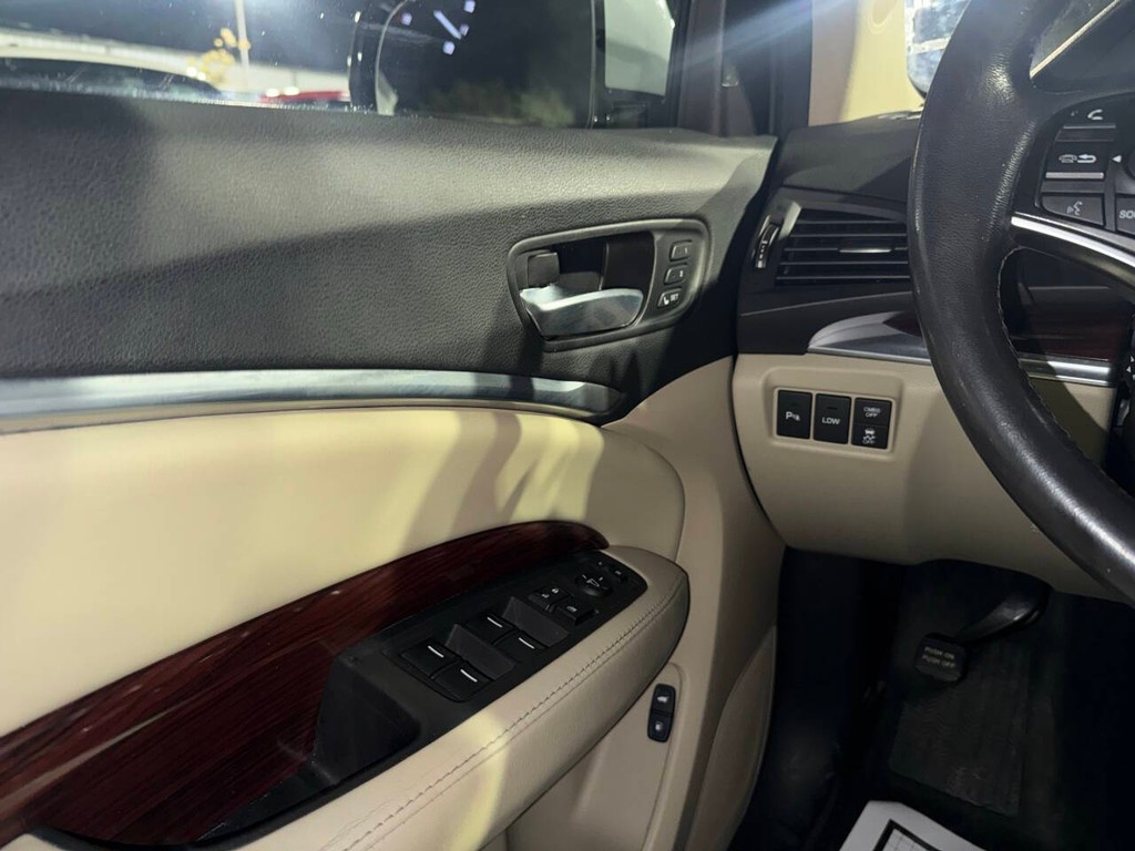 Acura MDX Vehicle Full-screen Gallery Image 35
