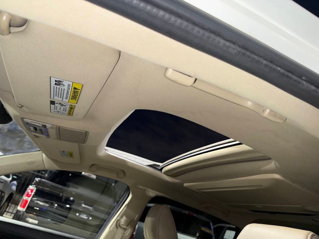 Acura MDX Vehicle Full-screen Gallery Image 36