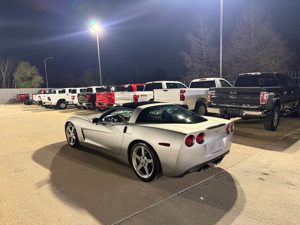 Chevrolet Corvette Vehicle Full-screen Gallery Image 04
