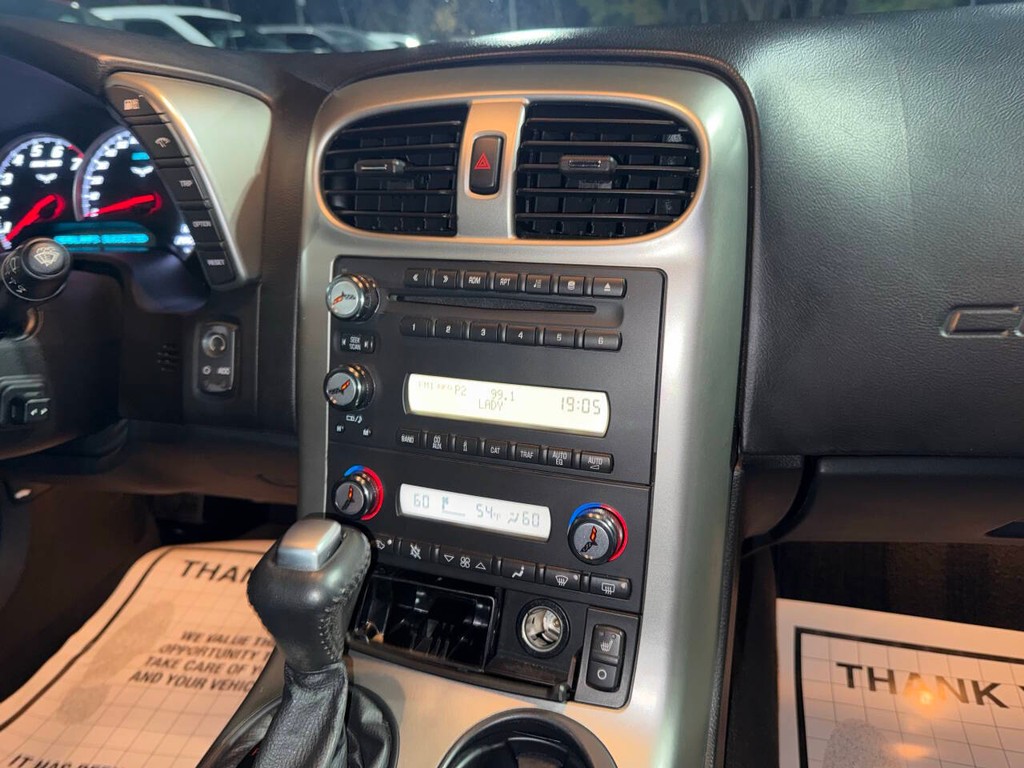 Chevrolet Corvette Vehicle Full-screen Gallery Image 17