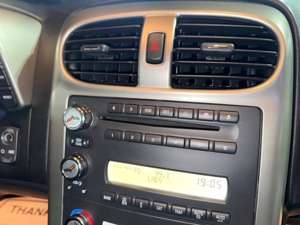 Chevrolet Corvette Vehicle Full-screen Gallery Image 18