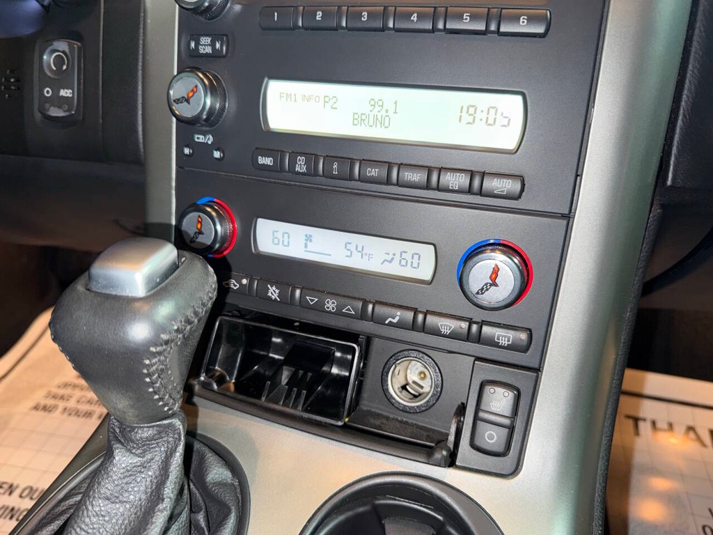 Chevrolet Corvette Vehicle Full-screen Gallery Image 19