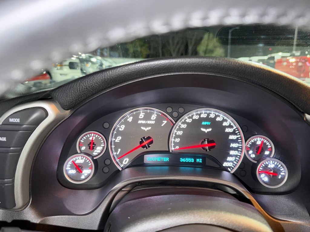 Chevrolet Corvette Vehicle Full-screen Gallery Image 22