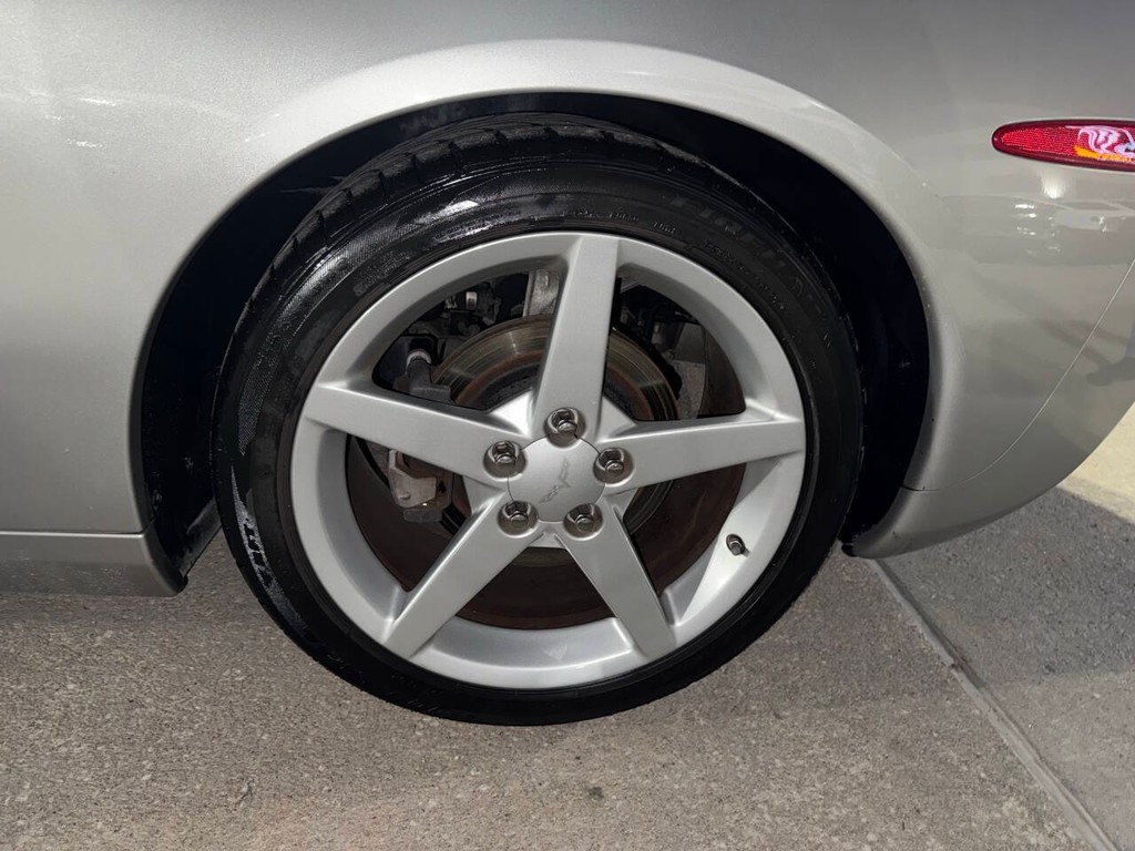 Chevrolet Corvette Vehicle Full-screen Gallery Image 27