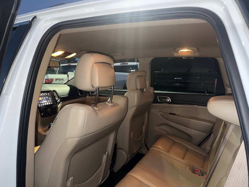 Jeep Grand Cherokee Vehicle Full-screen Gallery Image 12