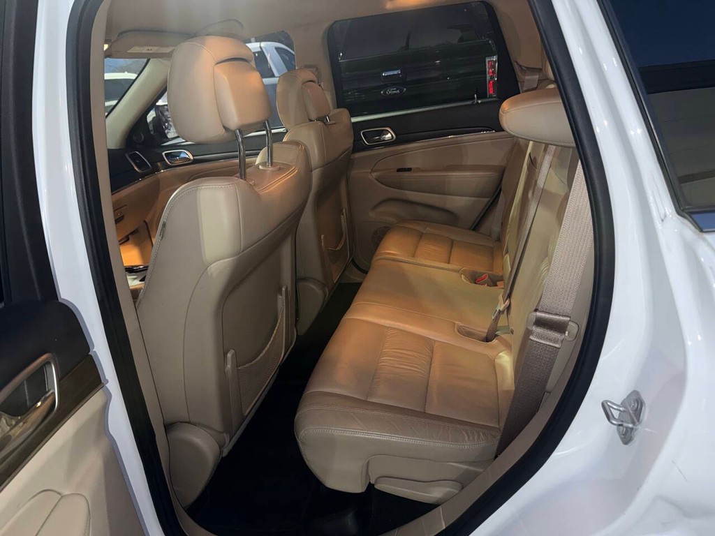 Jeep Grand Cherokee Vehicle Full-screen Gallery Image 13