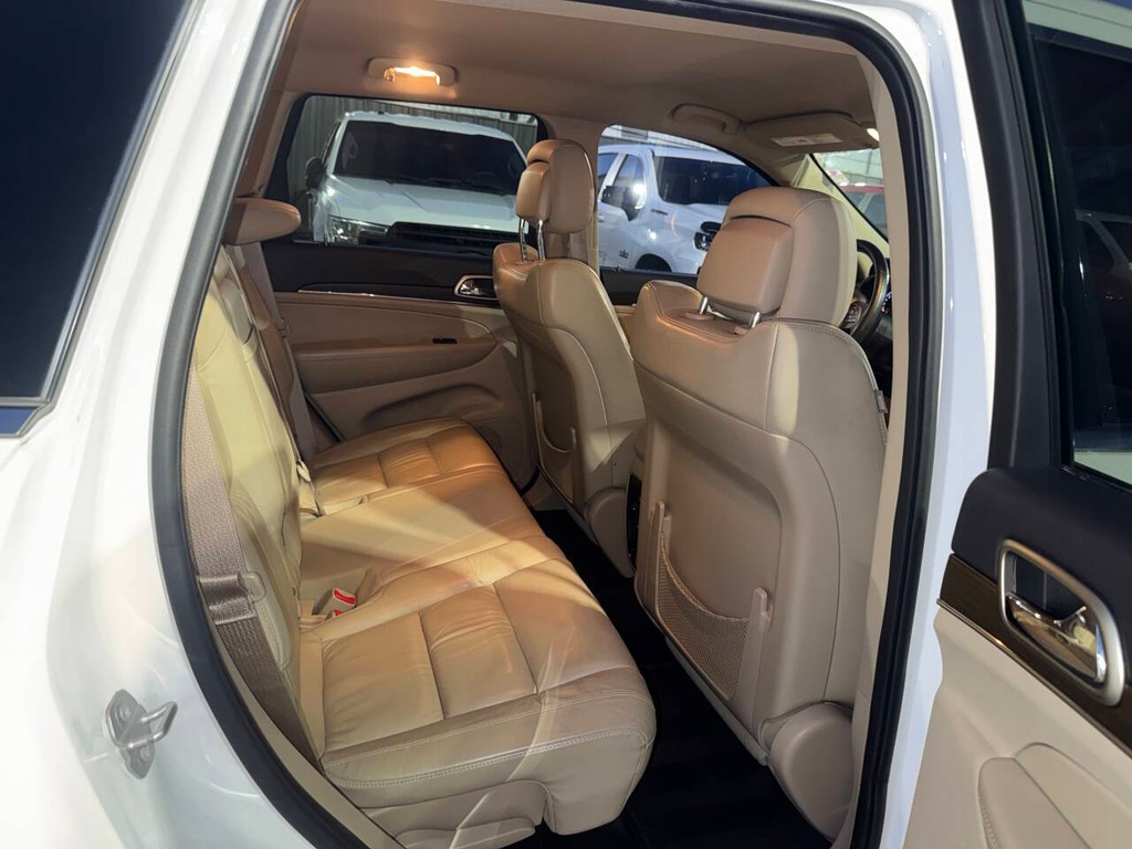 Jeep Grand Cherokee Vehicle Full-screen Gallery Image 15