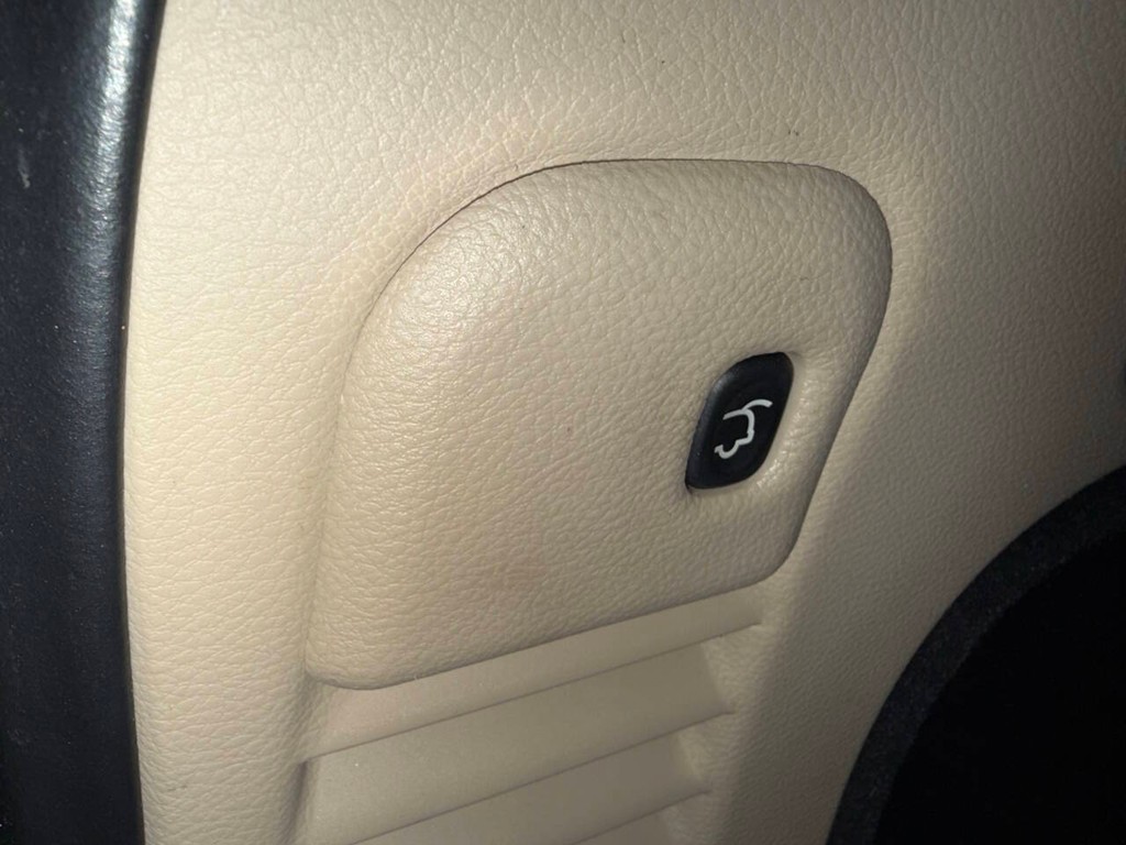 Jeep Grand Cherokee Vehicle Full-screen Gallery Image 36